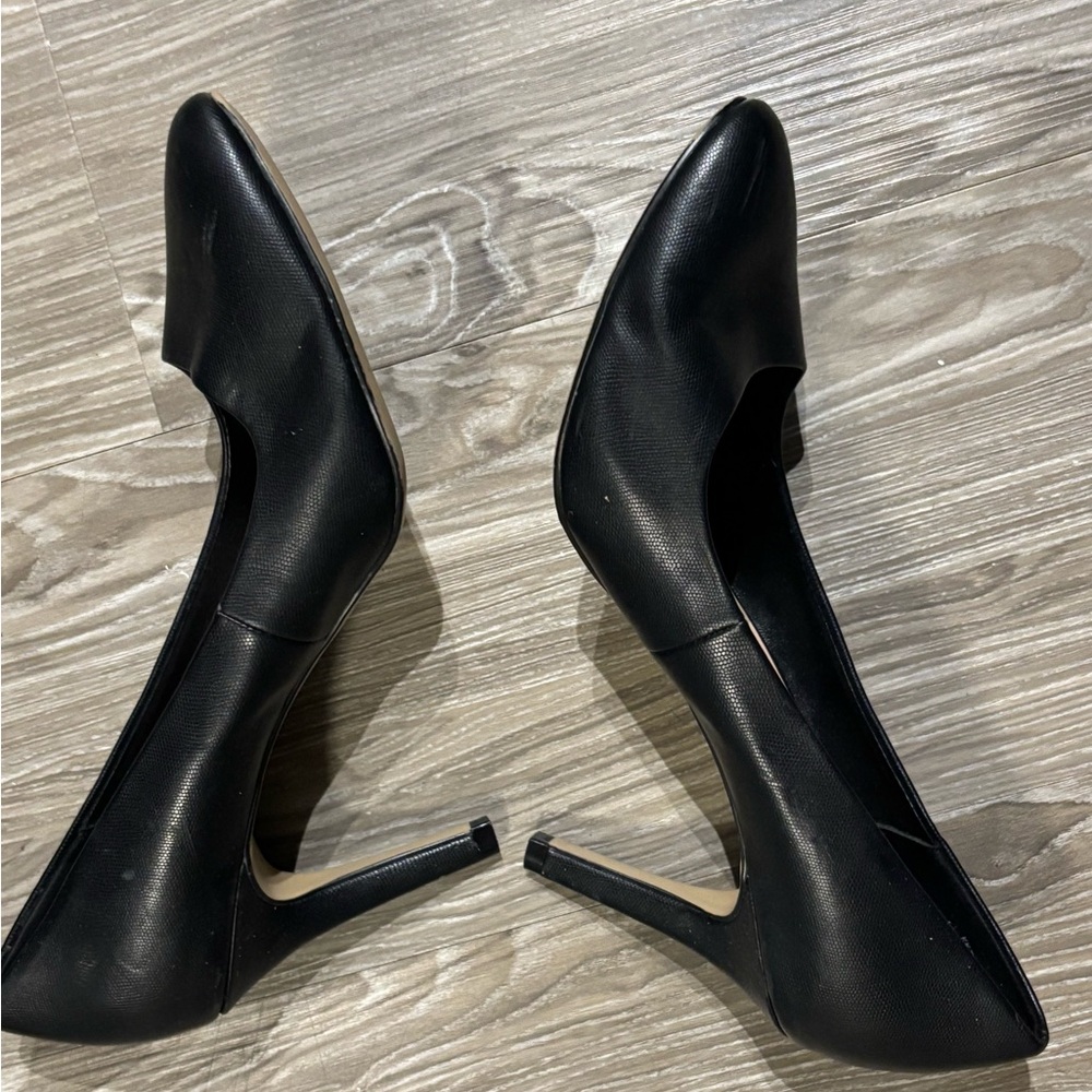Kelly & Katie Elegant Black Heels - Picture 4 of 6